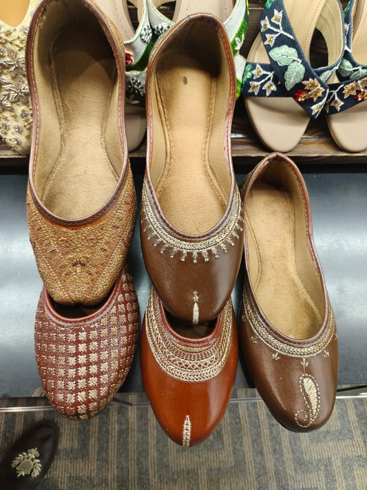Binita (synthetic leather jutti)